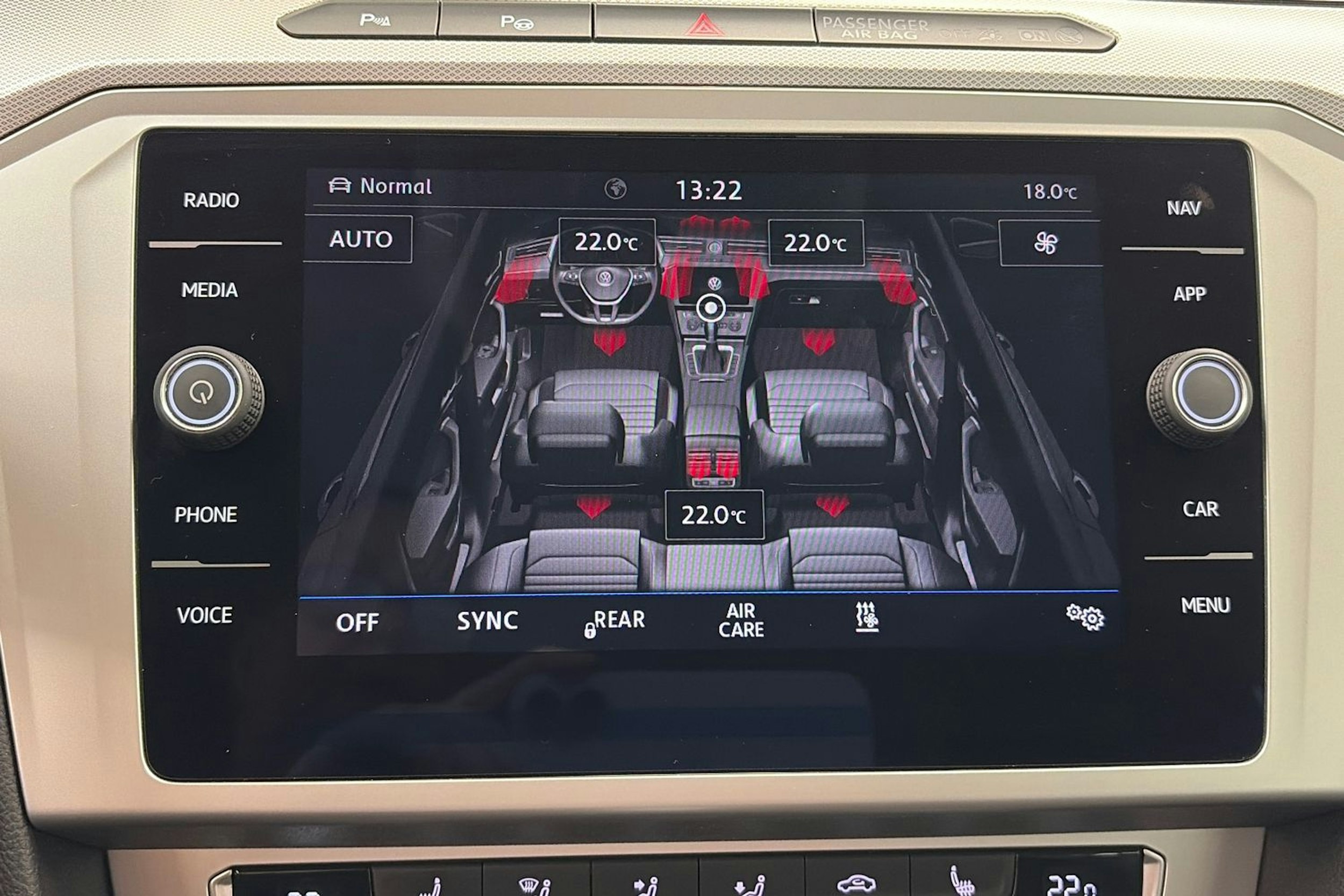 valkoinen Volkswagen Passat 2018 kuva 25.