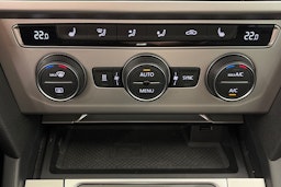 valkoinen Volkswagen Passat 2018 kuva 26.