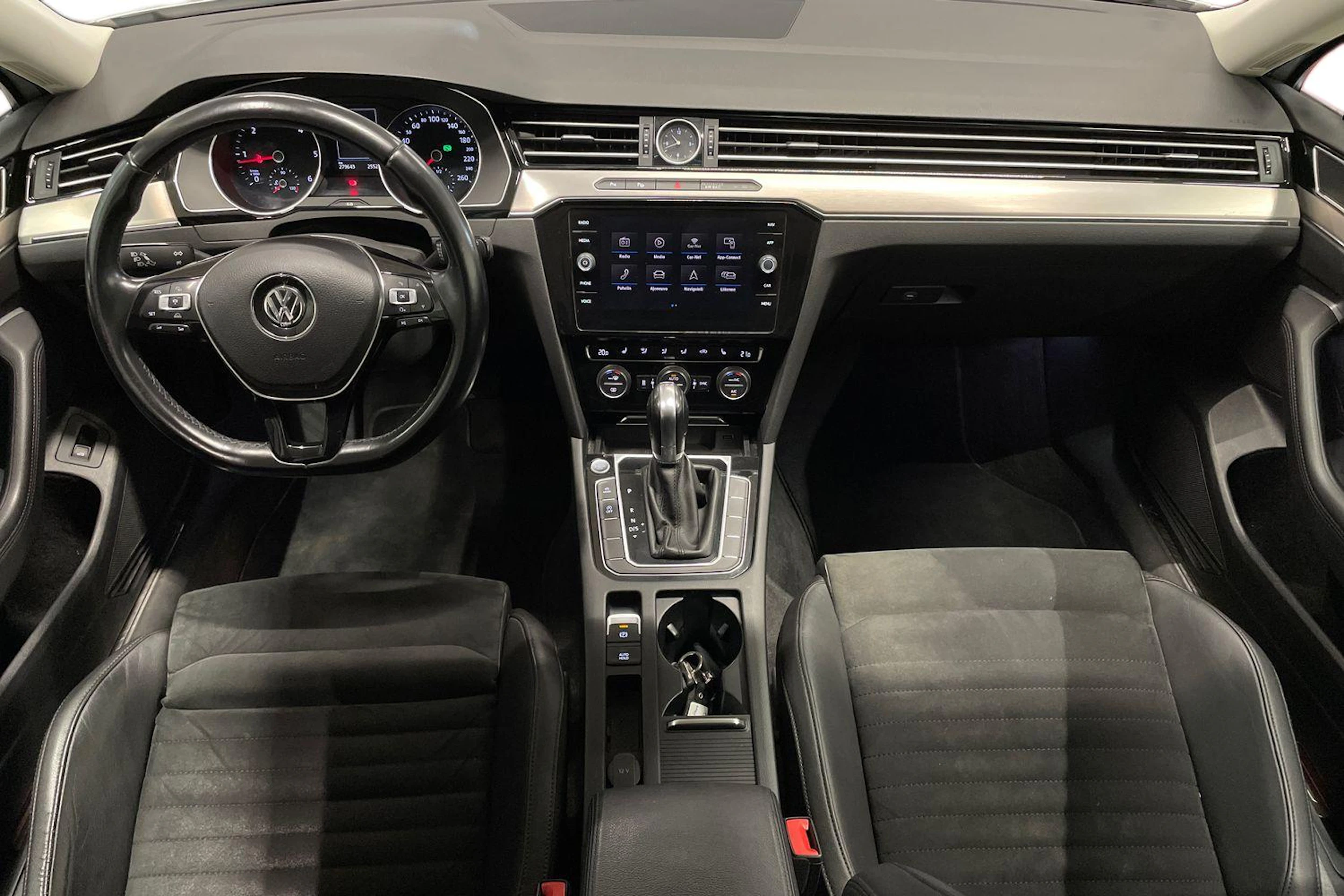 Valkoinen Volkswagen PASSAT 2018 kuva 7.
