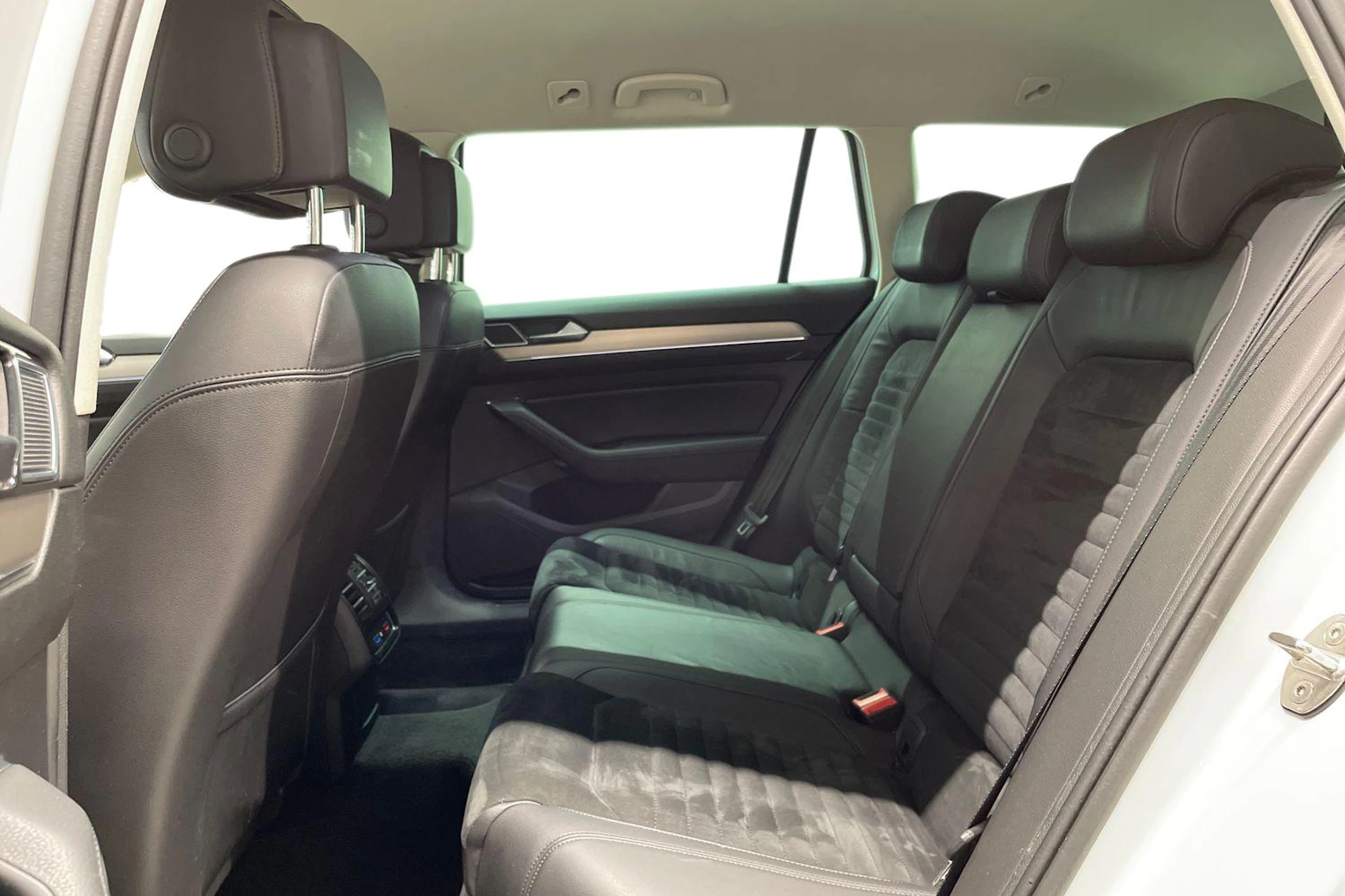 Valkoinen Volkswagen PASSAT 2018 kuva 8.