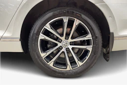Valkoinen Volkswagen PASSAT 2018 kuva 9.