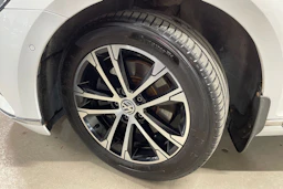 Valkoinen Volkswagen PASSAT 2018 kuva 10.