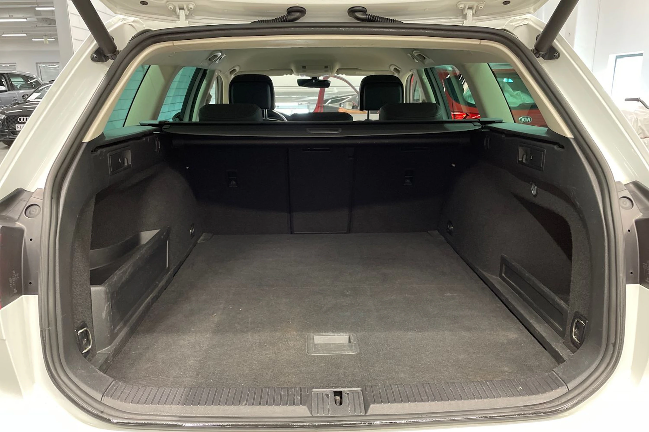 Valkoinen Volkswagen PASSAT 2018 kuva 11.