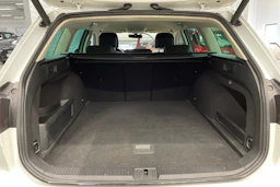Valkoinen Volkswagen PASSAT 2018 kuva 11.