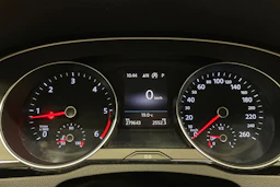 Valkoinen Volkswagen PASSAT 2018 kuva 12.
