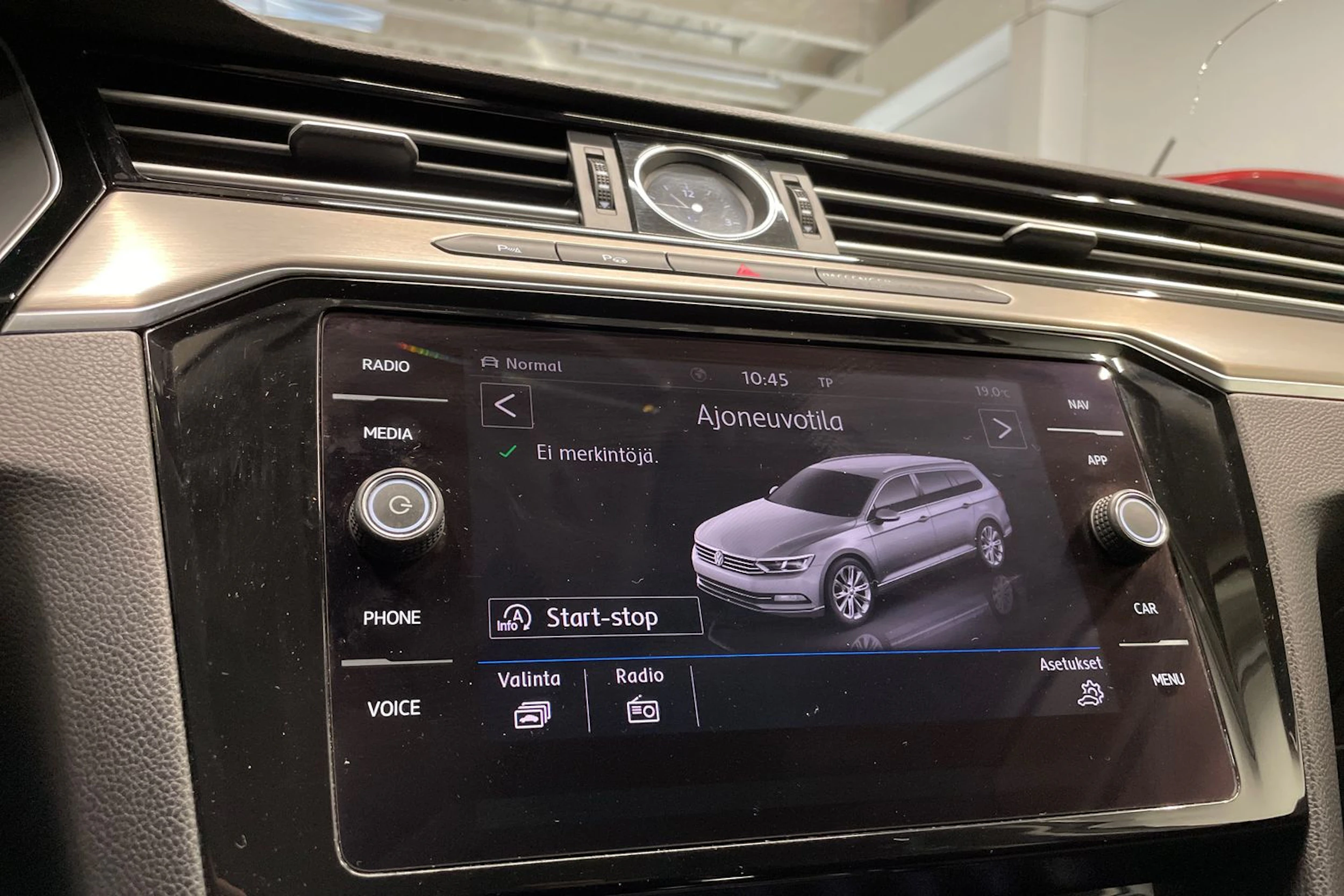 Valkoinen Volkswagen PASSAT 2018 kuva 16.