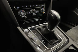 Valkoinen Volkswagen PASSAT 2018 kuva 17.