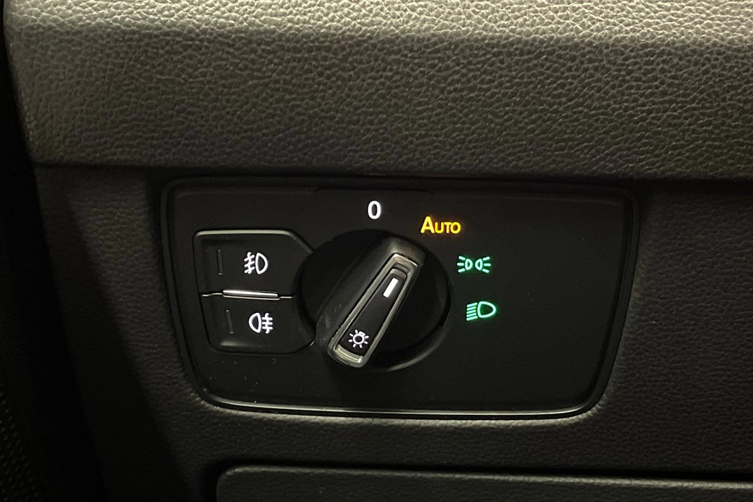 Valkoinen Volkswagen PASSAT 2018 kuva 18.