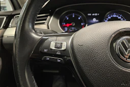 Valkoinen Volkswagen PASSAT 2018 kuva 19.