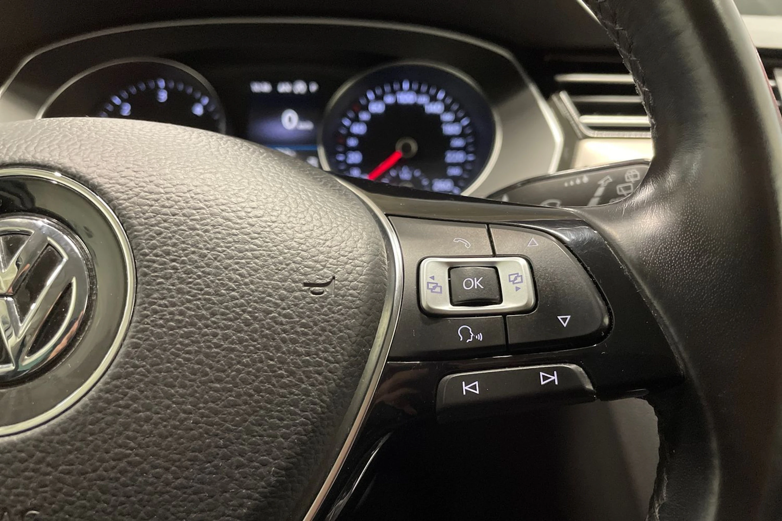 Valkoinen Volkswagen PASSAT 2018 kuva 20.