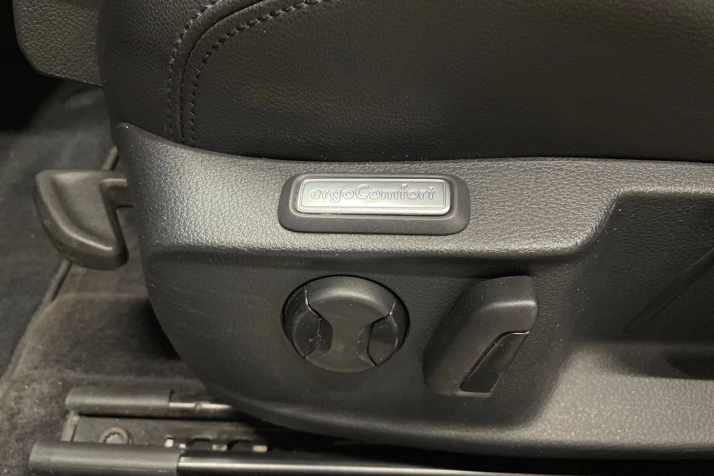 Valkoinen Volkswagen PASSAT 2018 kuva 22.