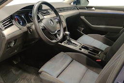 Sininen Volkswagen PASSAT 2018 kuva 6.
