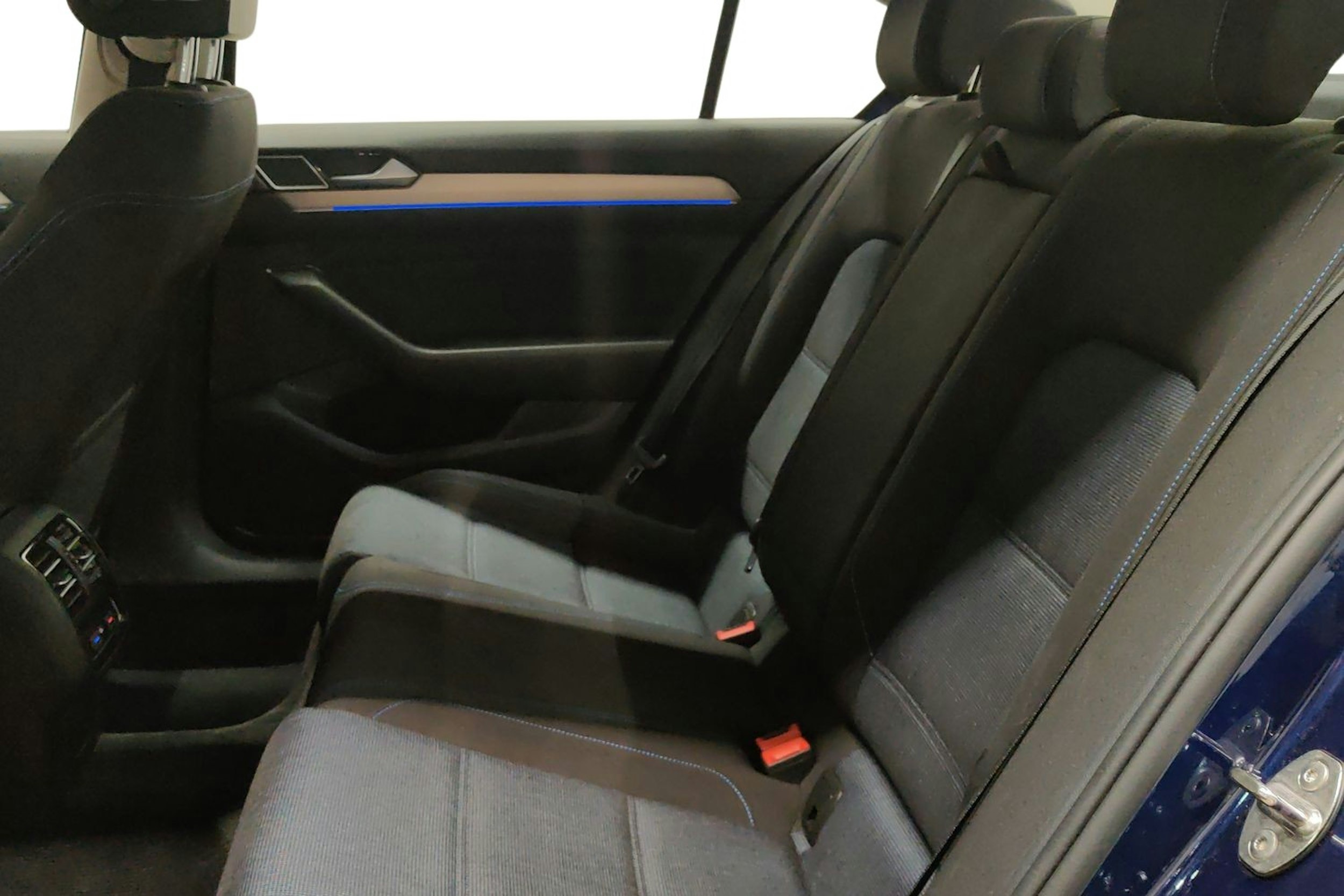 Sininen Volkswagen PASSAT 2018 kuva 8.