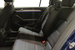 Sininen Volkswagen PASSAT 2018 kuva 8.