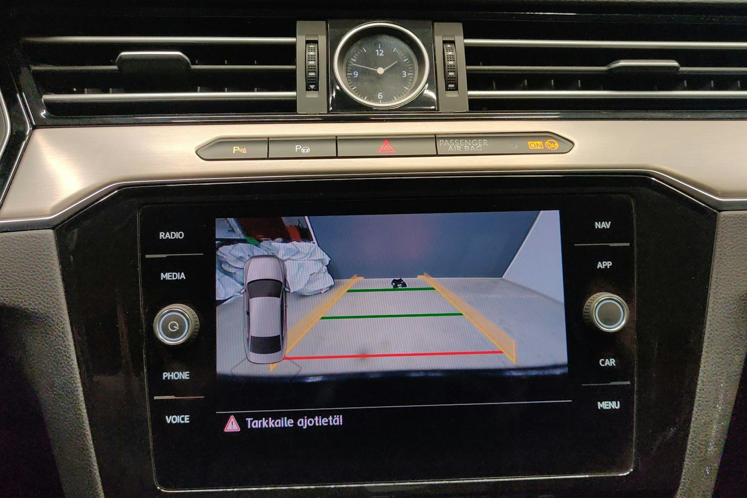 Sininen Volkswagen PASSAT 2018 kuva 13.
