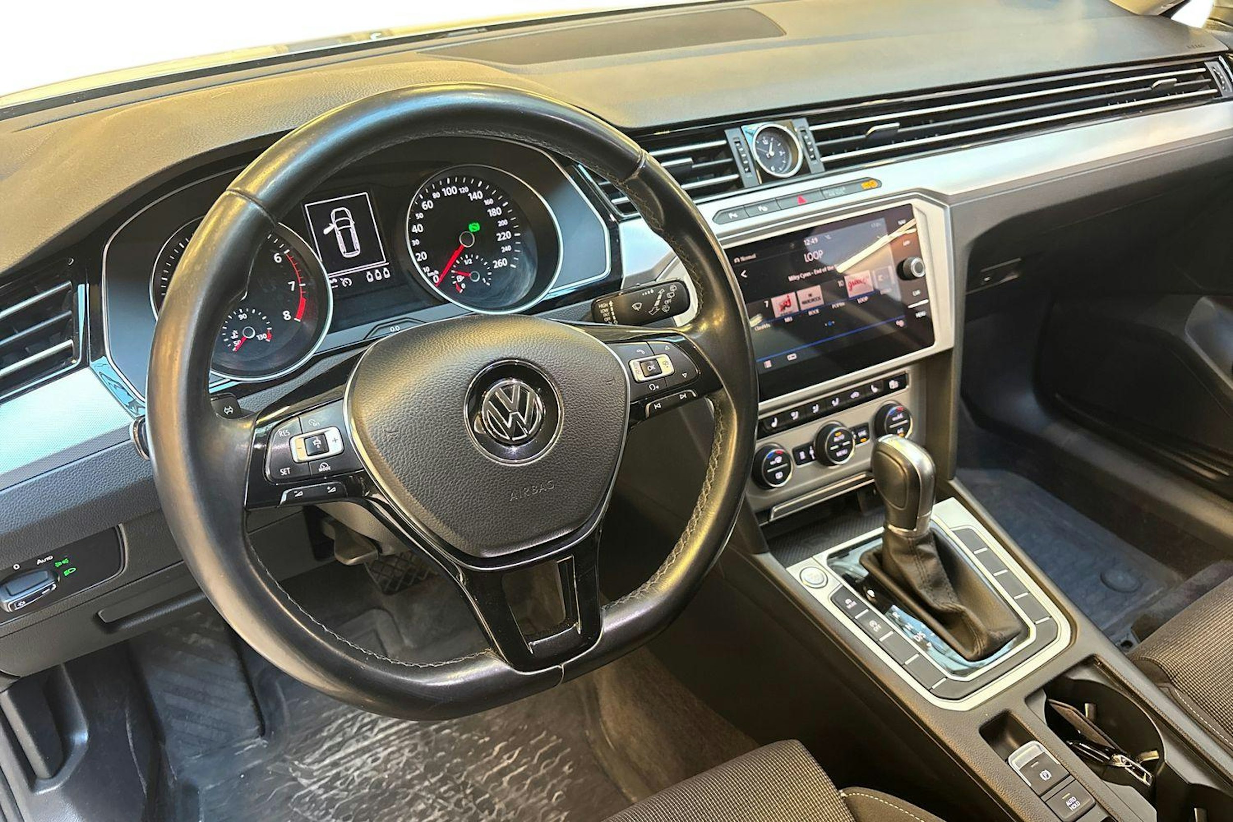 sininen Volkswagen Passat 2018 kuva 7.