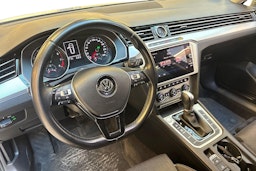 sininen Volkswagen Passat 2018 kuva 7.