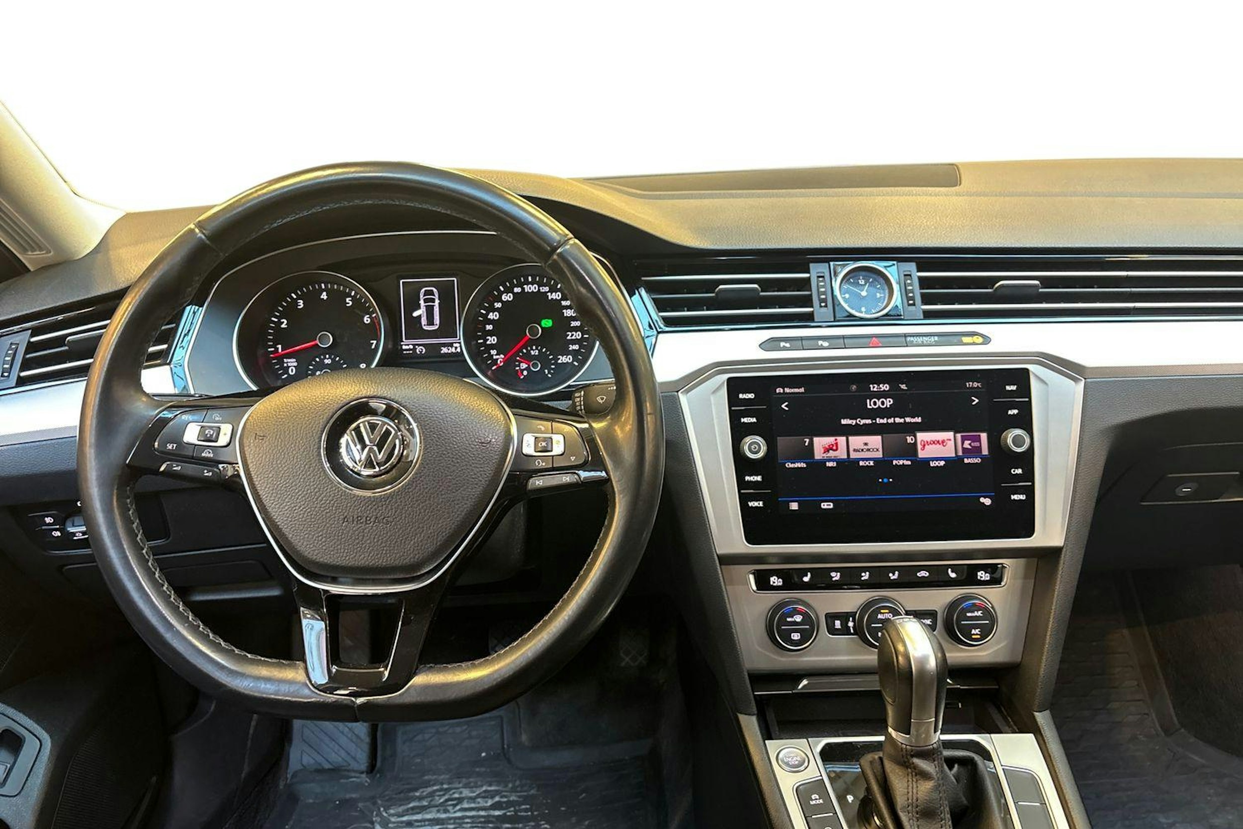 sininen Volkswagen Passat 2018 kuva 9.