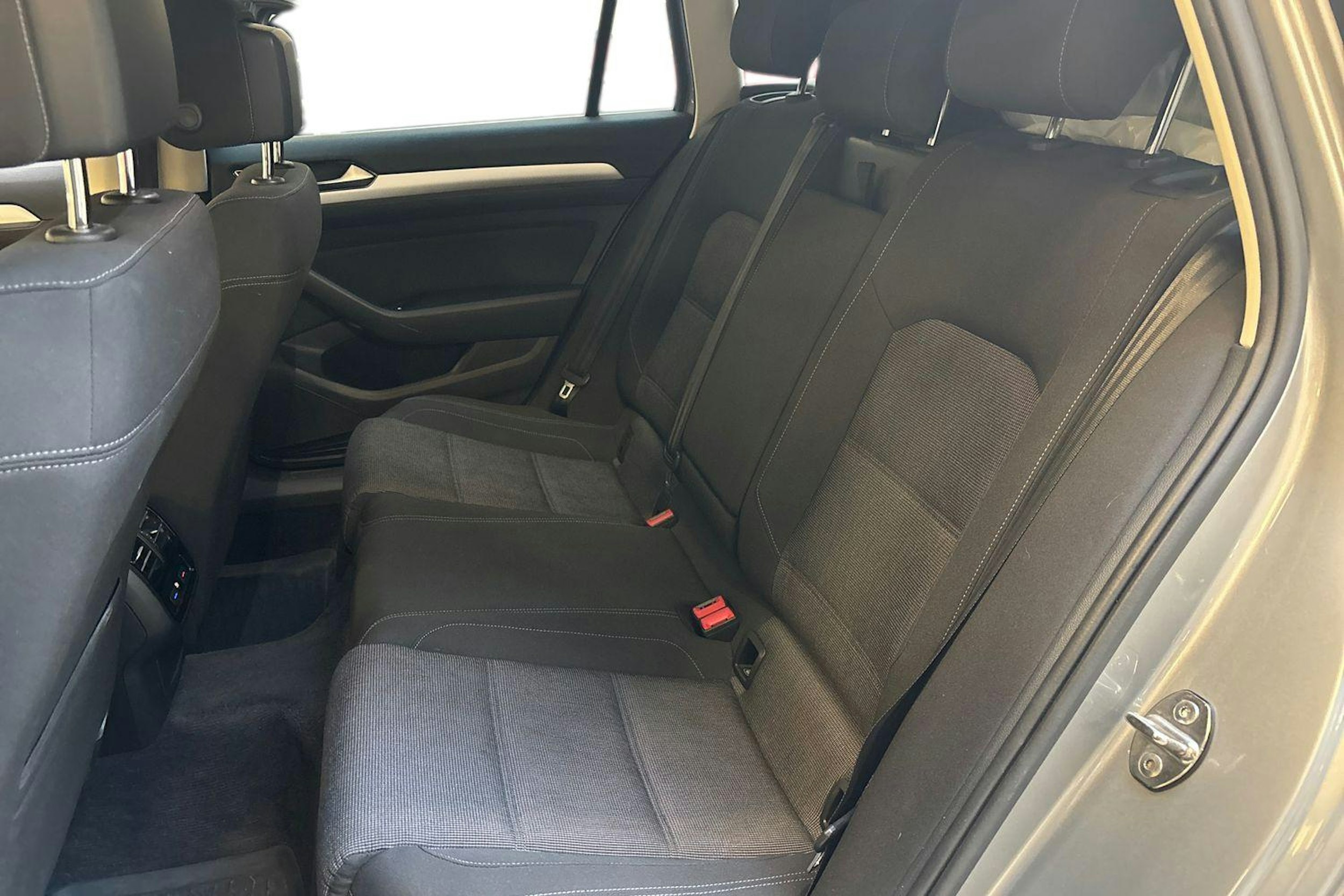 sininen Volkswagen Passat 2018 kuva 10.