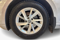 sininen Volkswagen Passat 2018 kuva 11.