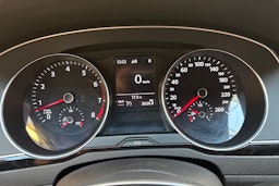 sininen Volkswagen Passat 2018 kuva 14.