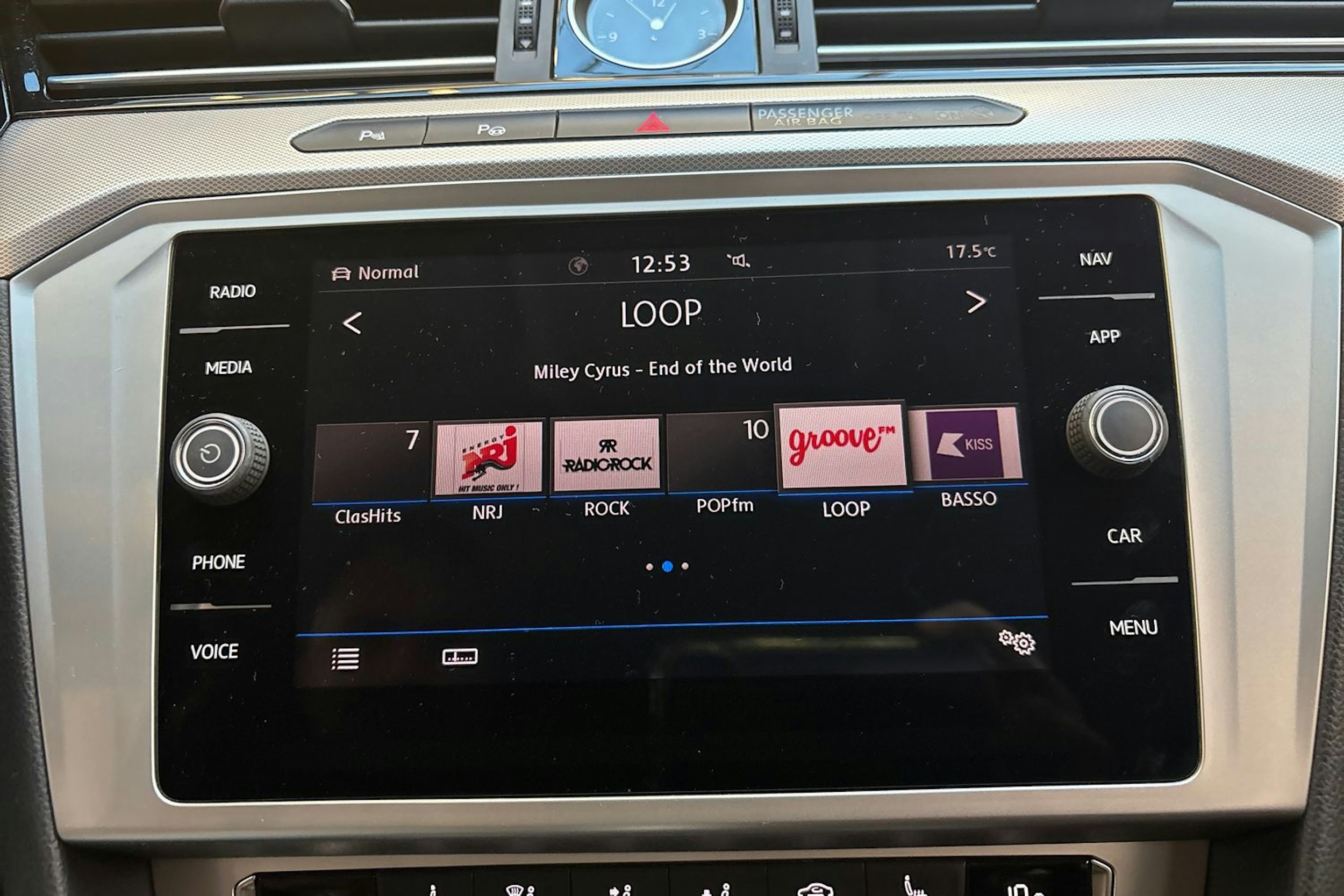 sininen Volkswagen Passat 2018 kuva 16.