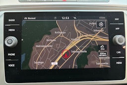 sininen Volkswagen Passat 2018 kuva 17.