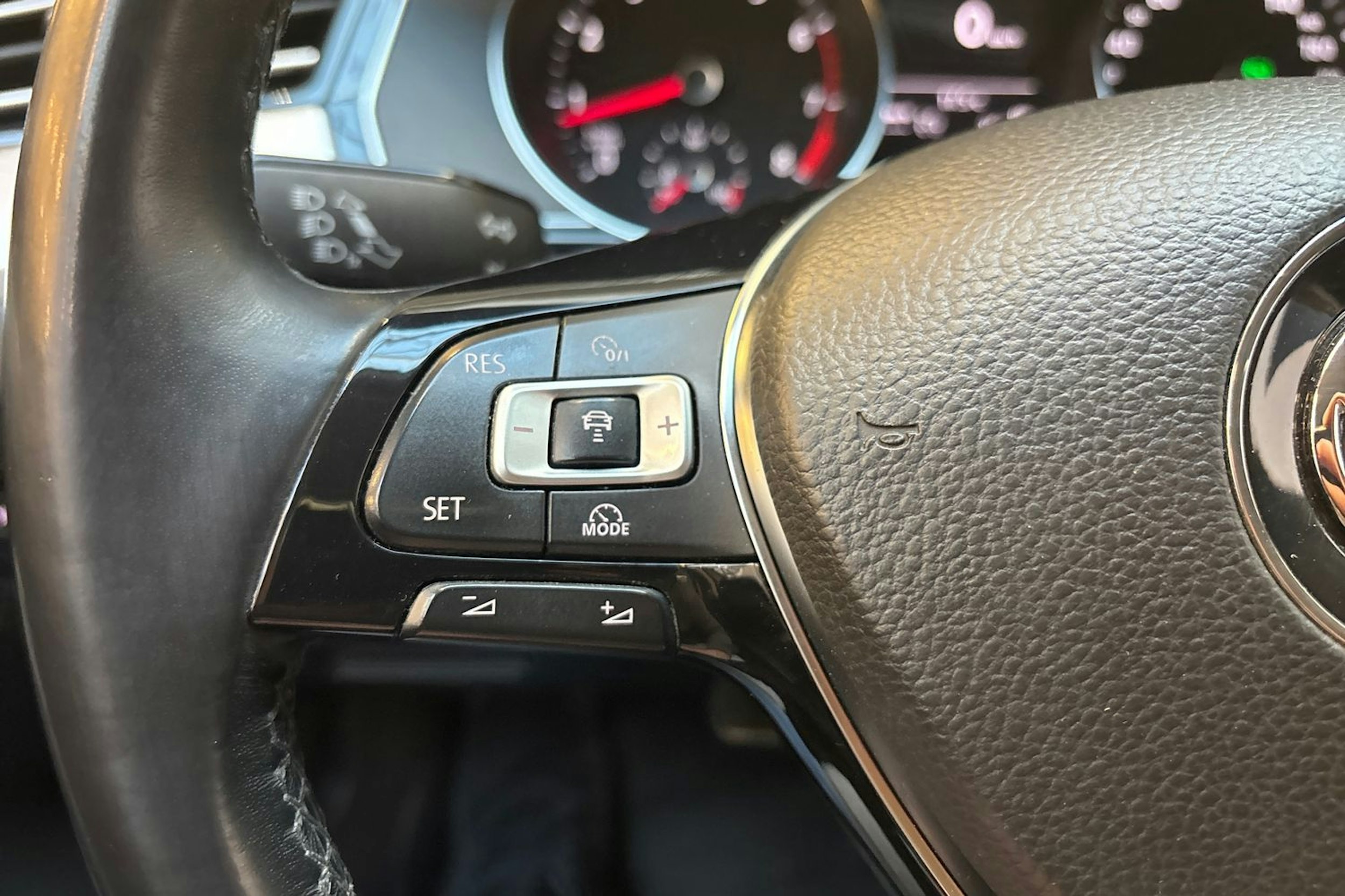 sininen Volkswagen Passat 2018 kuva 18.