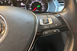 sininen Volkswagen Passat 2018 kuva 19.