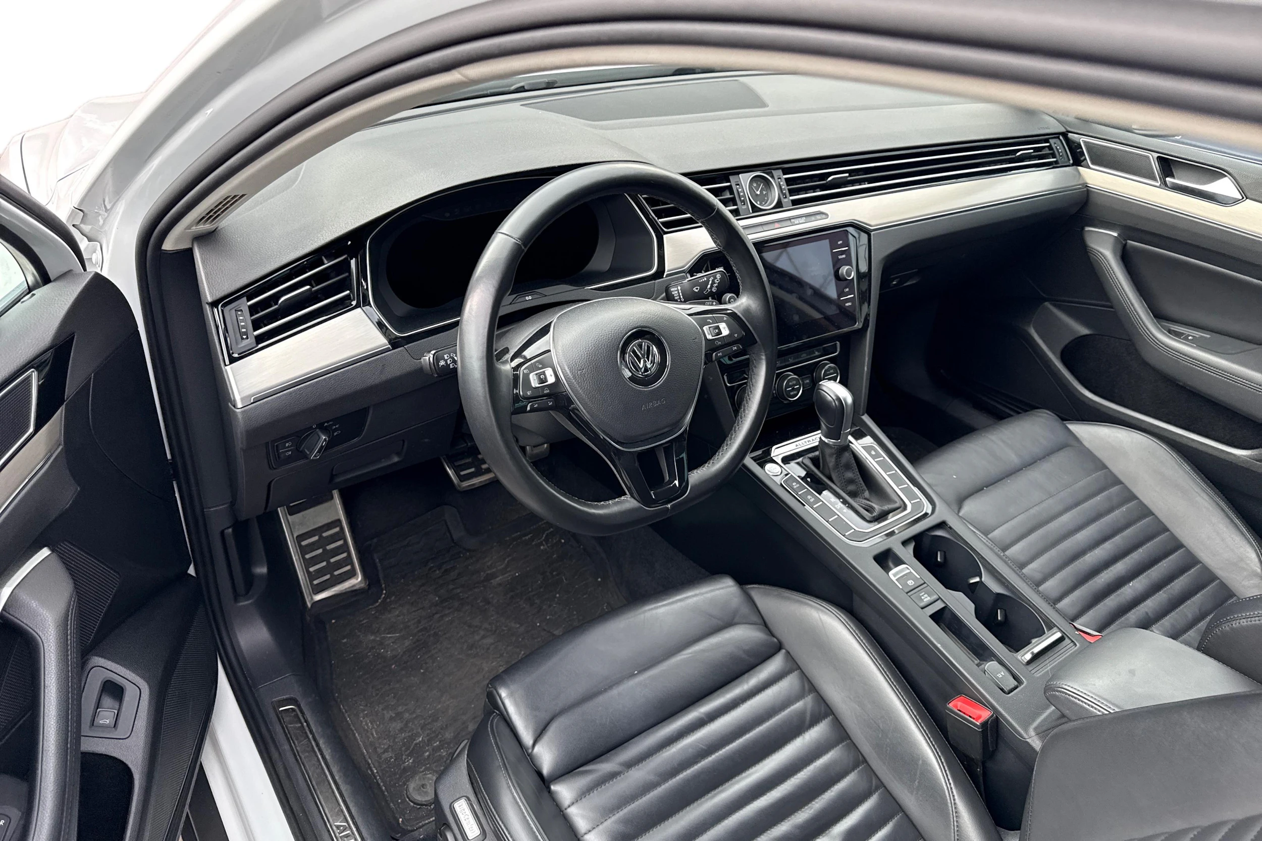 valkoinen Volkswagen Passat 2018 kuva 3.