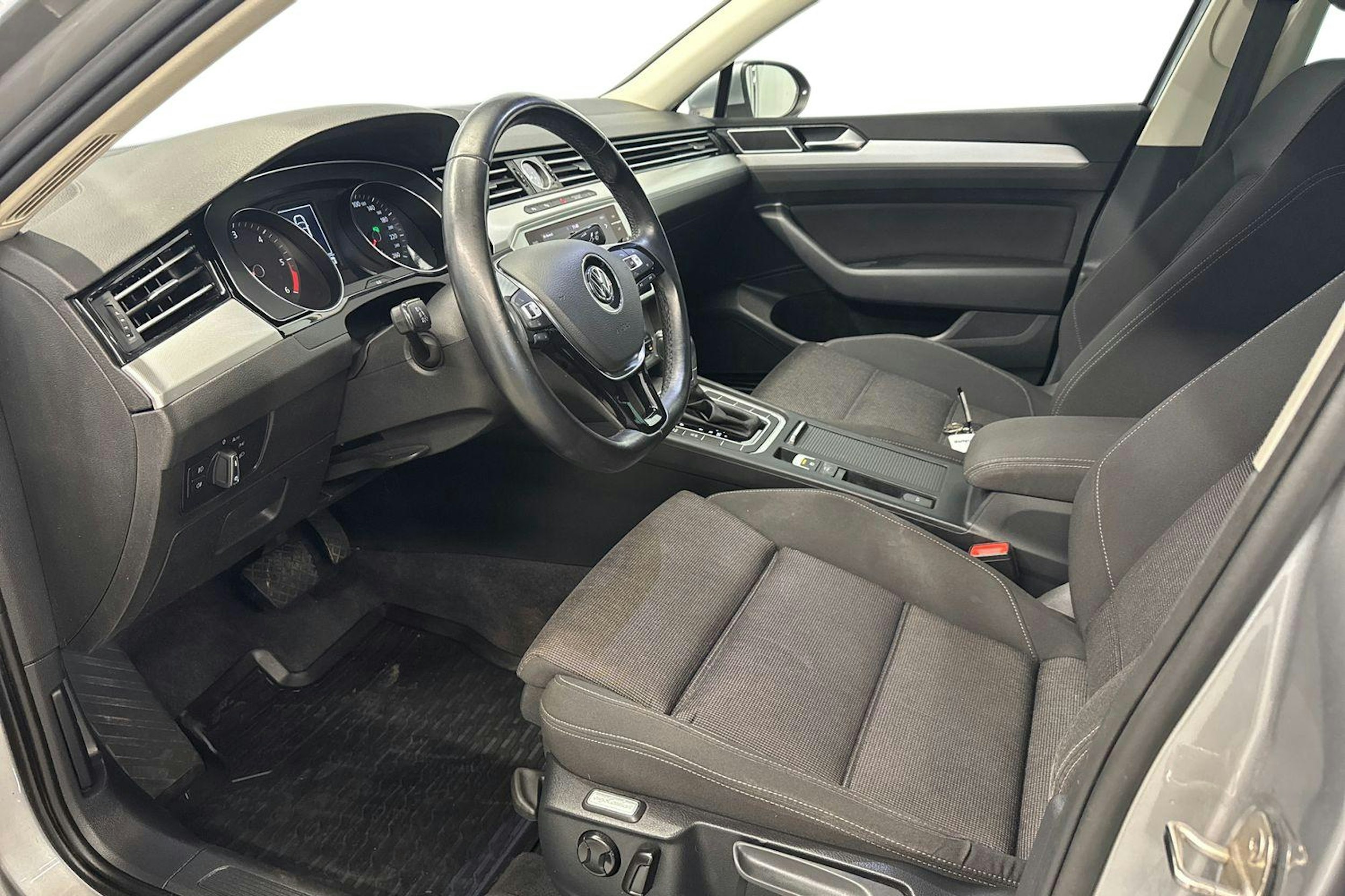 sininen Volkswagen Passat 2018 kuva 7.