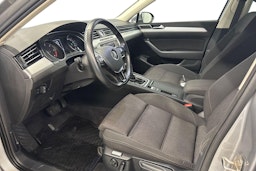 sininen Volkswagen Passat 2018 kuva 7.