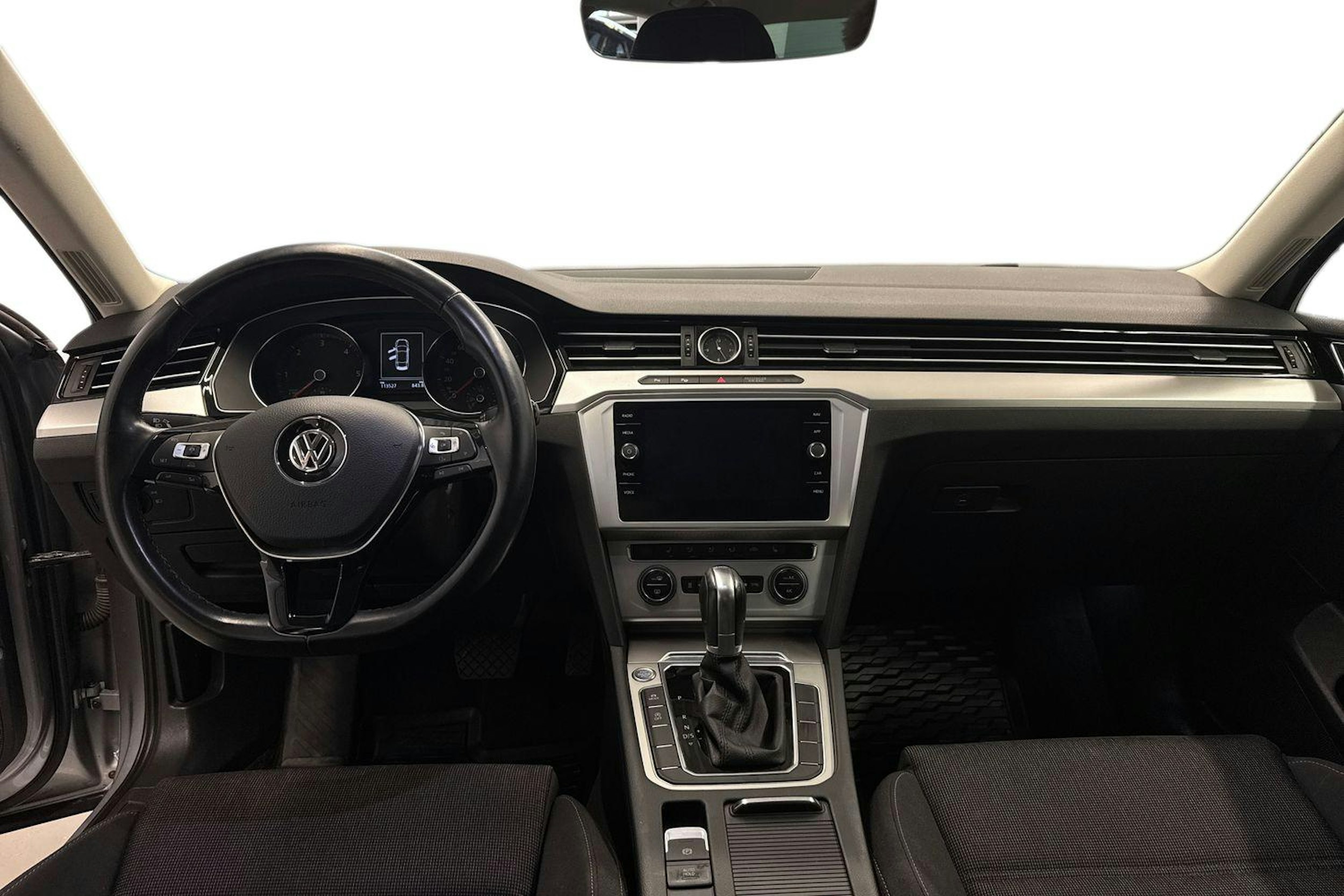sininen Volkswagen Passat 2018 kuva 9.