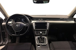 sininen Volkswagen Passat 2018 kuva 9.