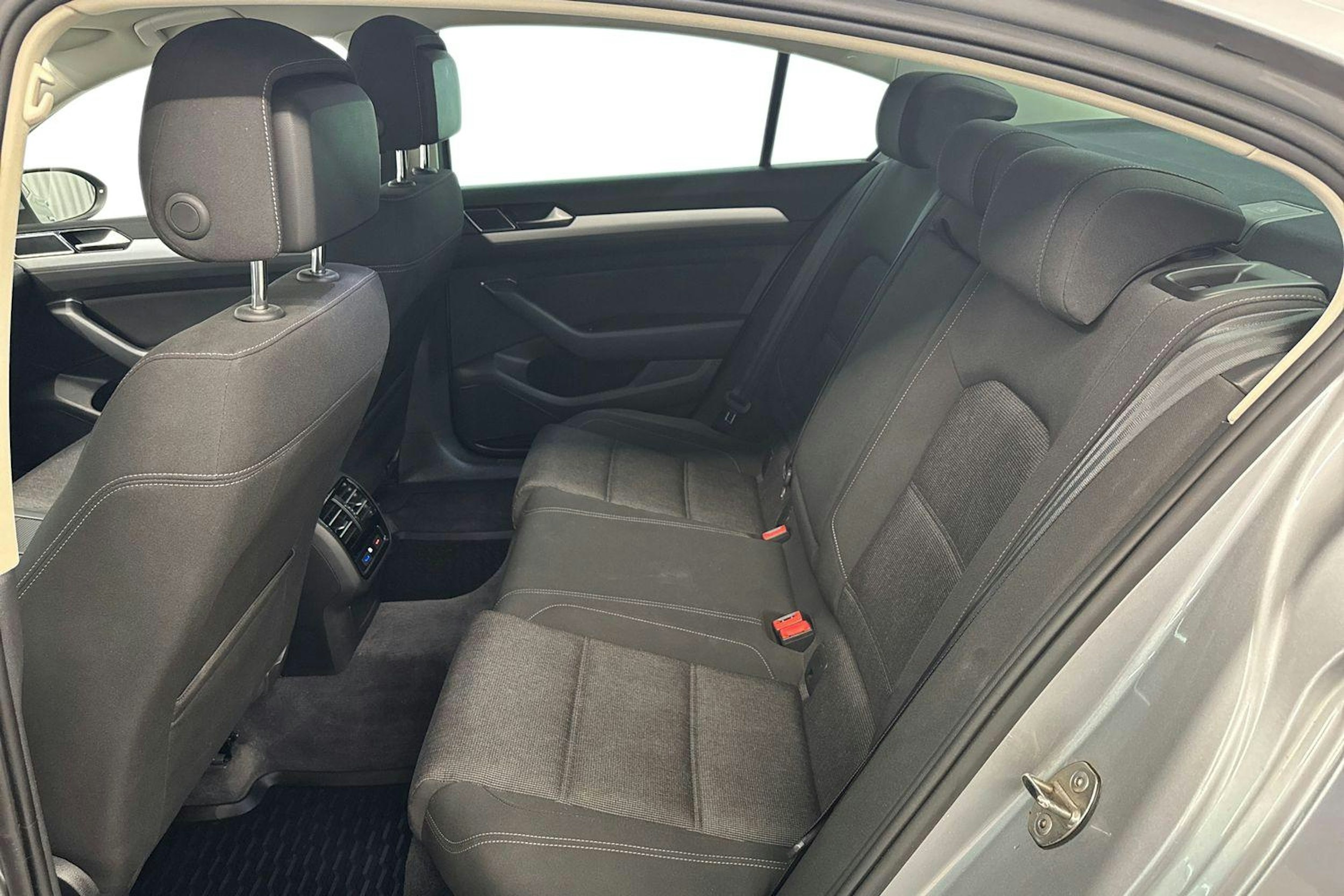 sininen Volkswagen Passat 2018 kuva 10.