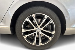 sininen Volkswagen Passat 2018 kuva 11.