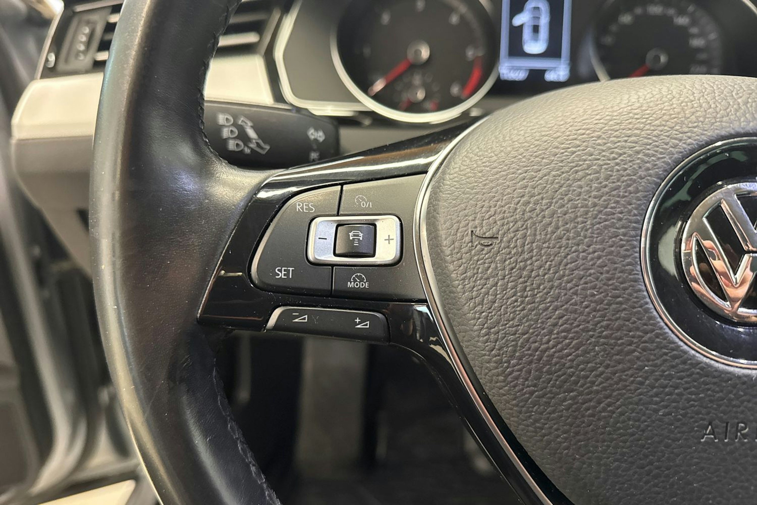sininen Volkswagen Passat 2018 kuva 14.