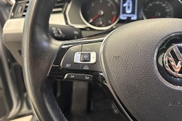 sininen Volkswagen Passat 2018 kuva 14.