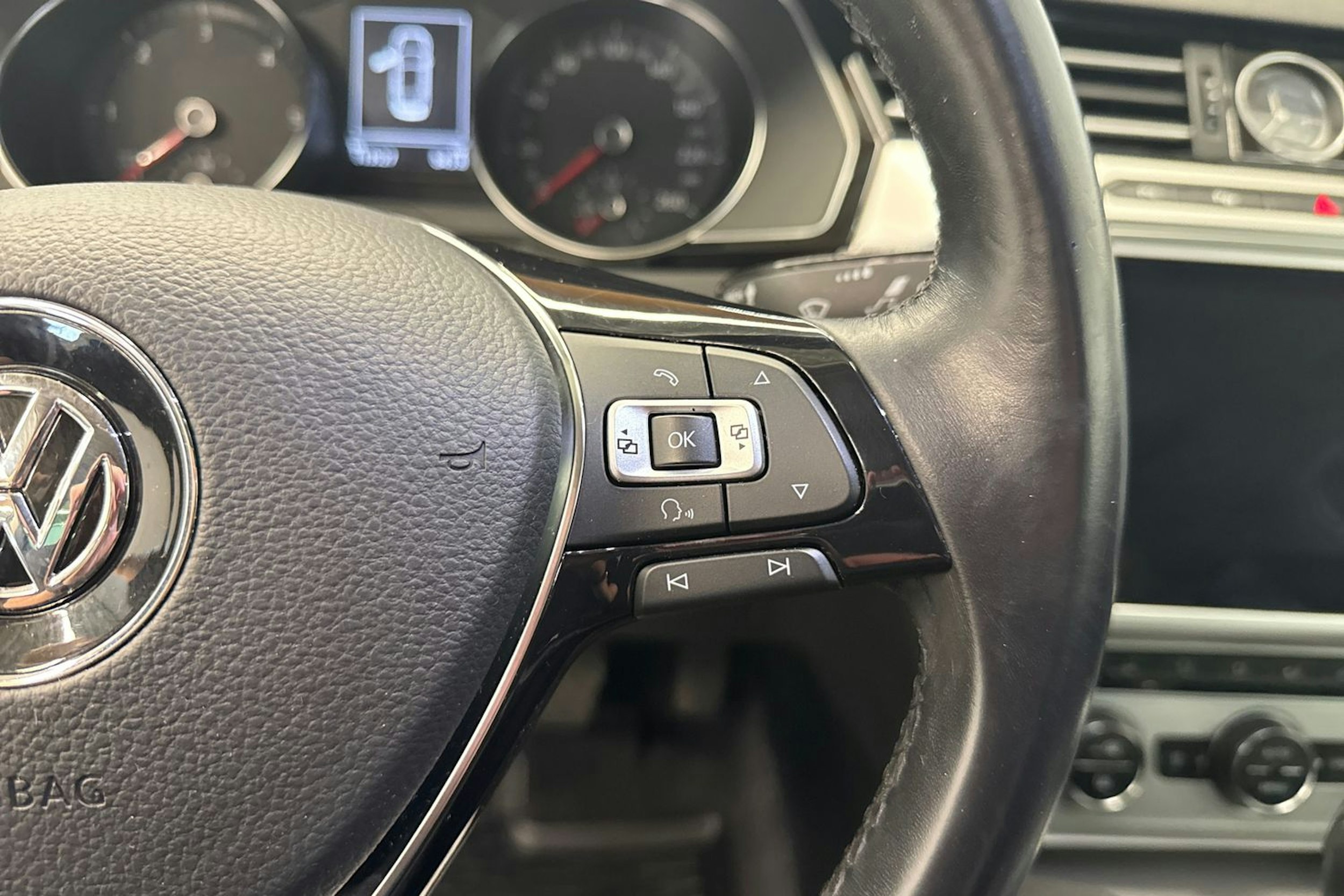 sininen Volkswagen Passat 2018 kuva 15.