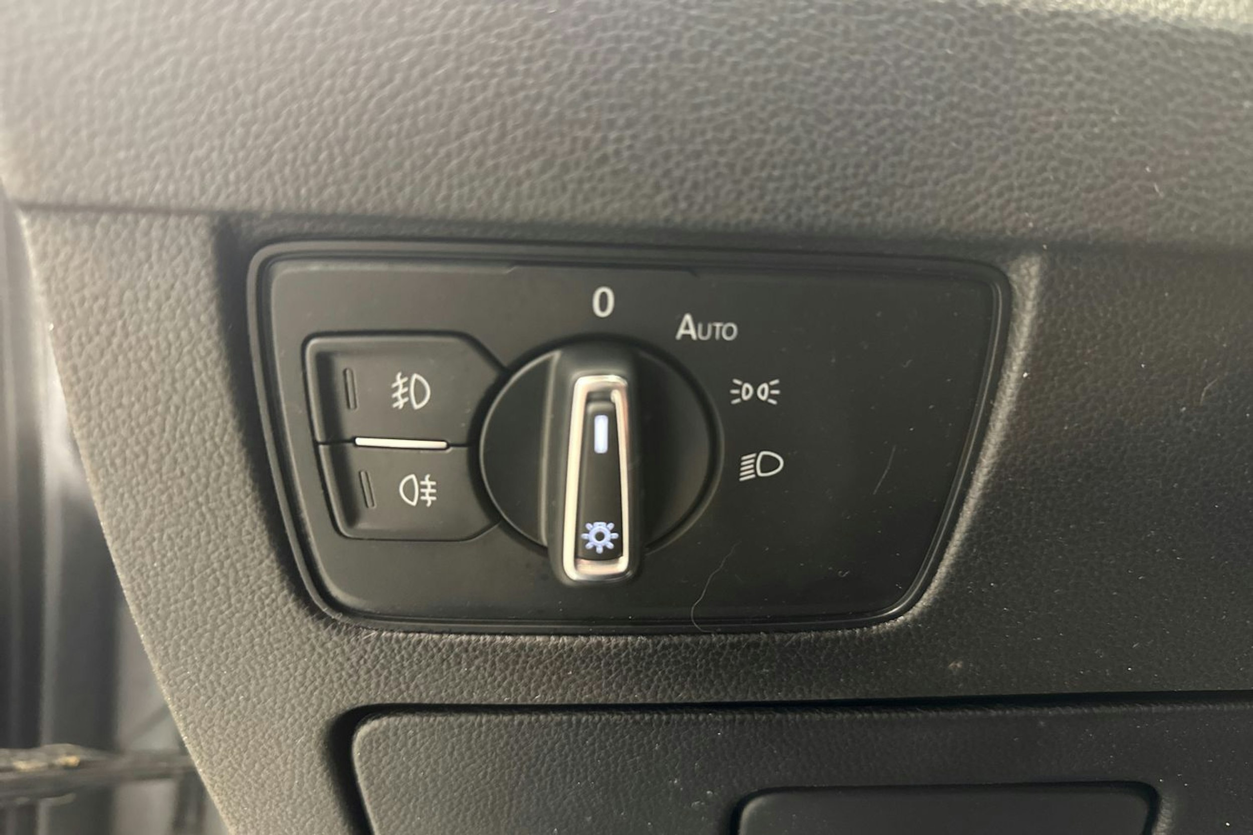 sininen Volkswagen Passat 2018 kuva 17.