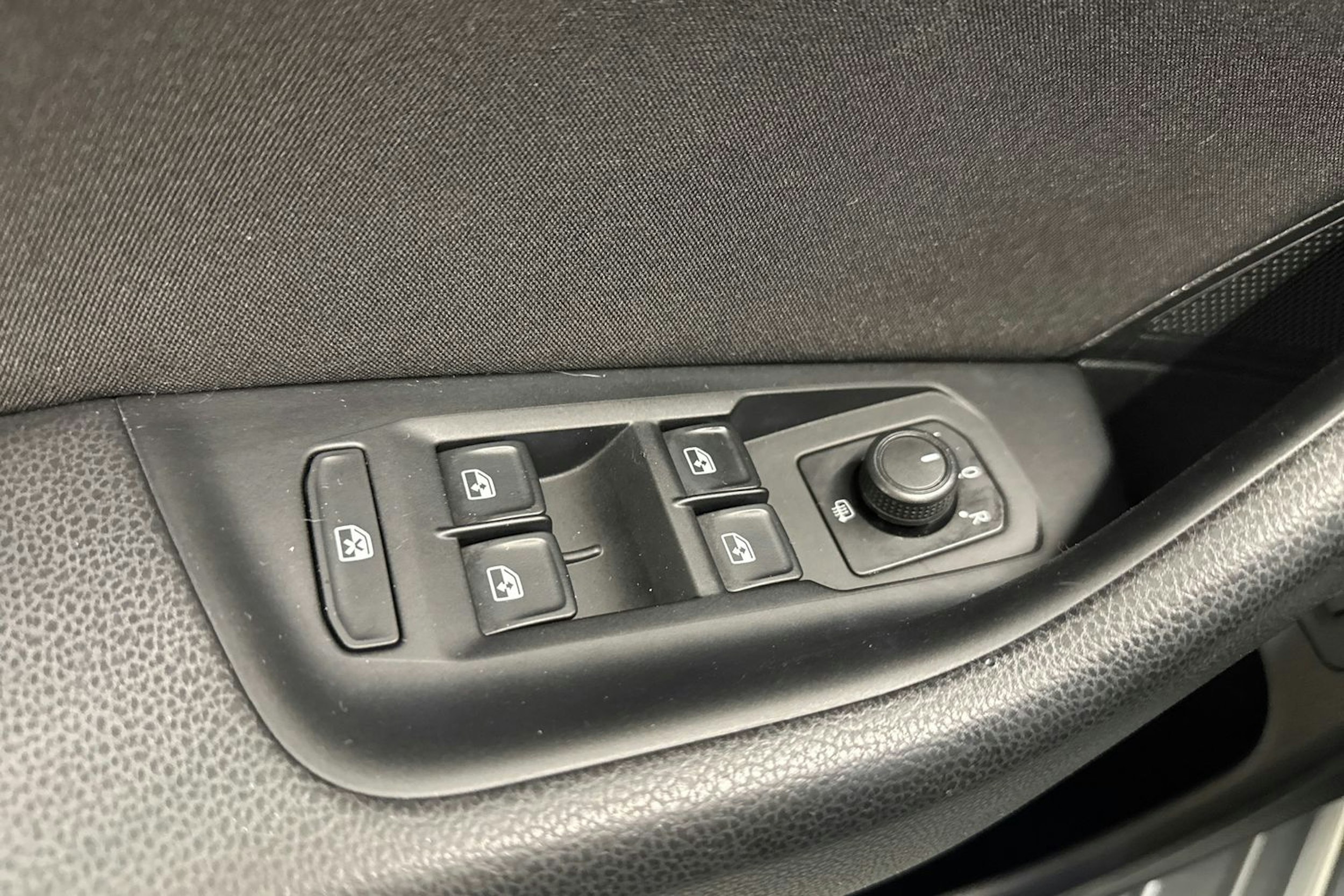 sininen Volkswagen Passat 2018 kuva 18.