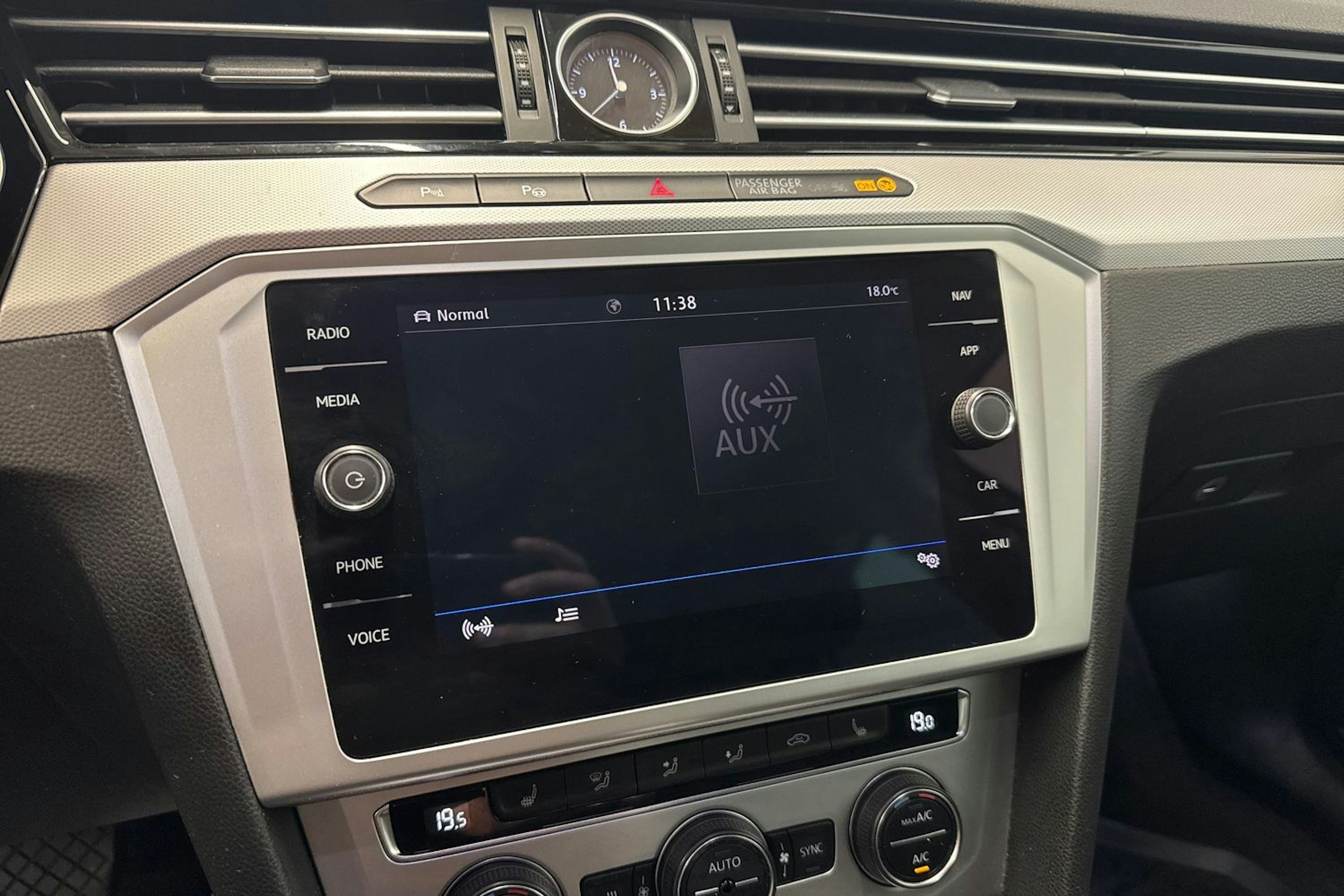 sininen Volkswagen Passat 2018 kuva 19.