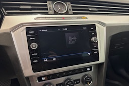 sininen Volkswagen Passat 2018 kuva 19.