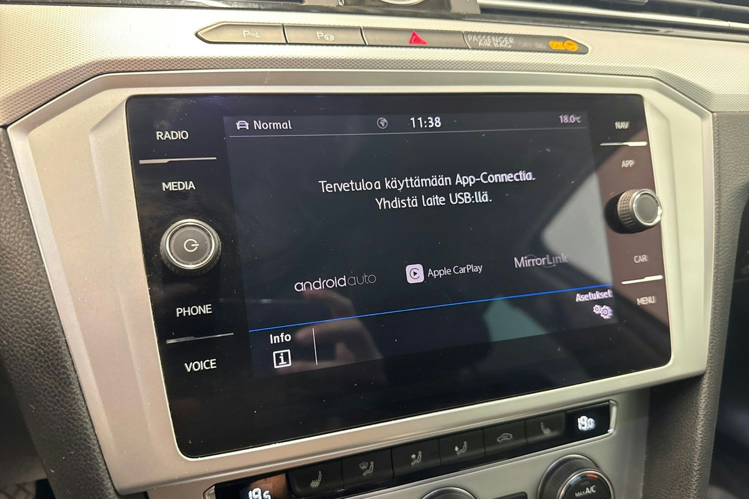 sininen Volkswagen Passat 2018 kuva 20.