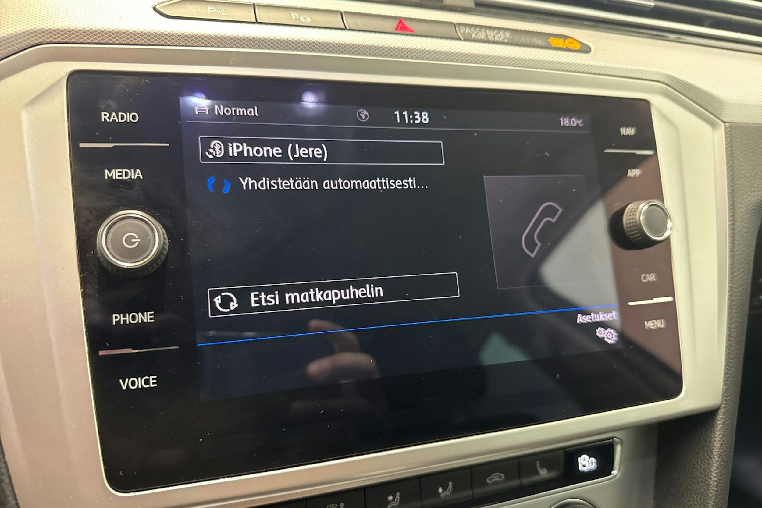 sininen Volkswagen Passat 2018 kuva 22.