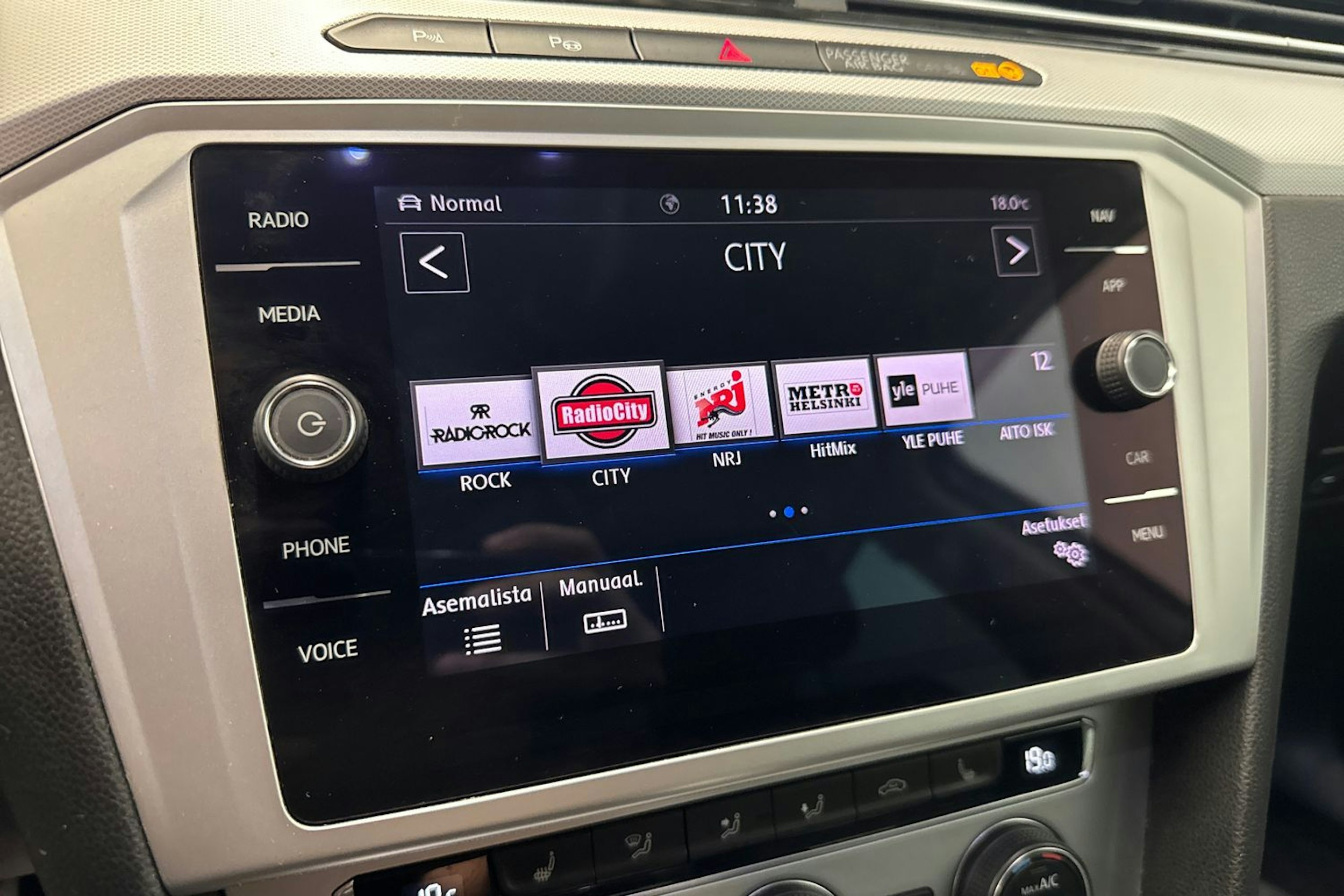 sininen Volkswagen Passat 2018 kuva 23.