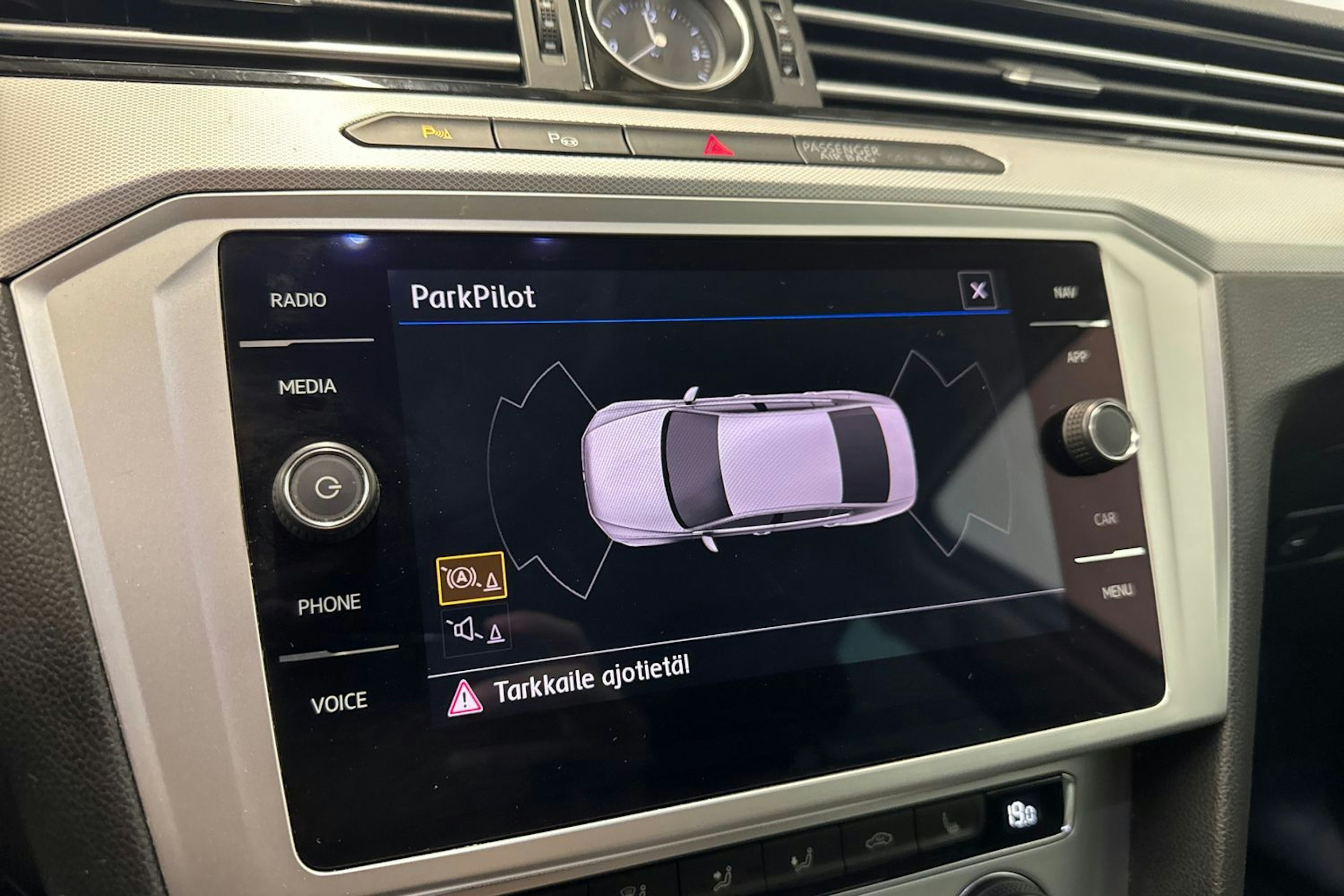 sininen Volkswagen Passat 2018 kuva 24.