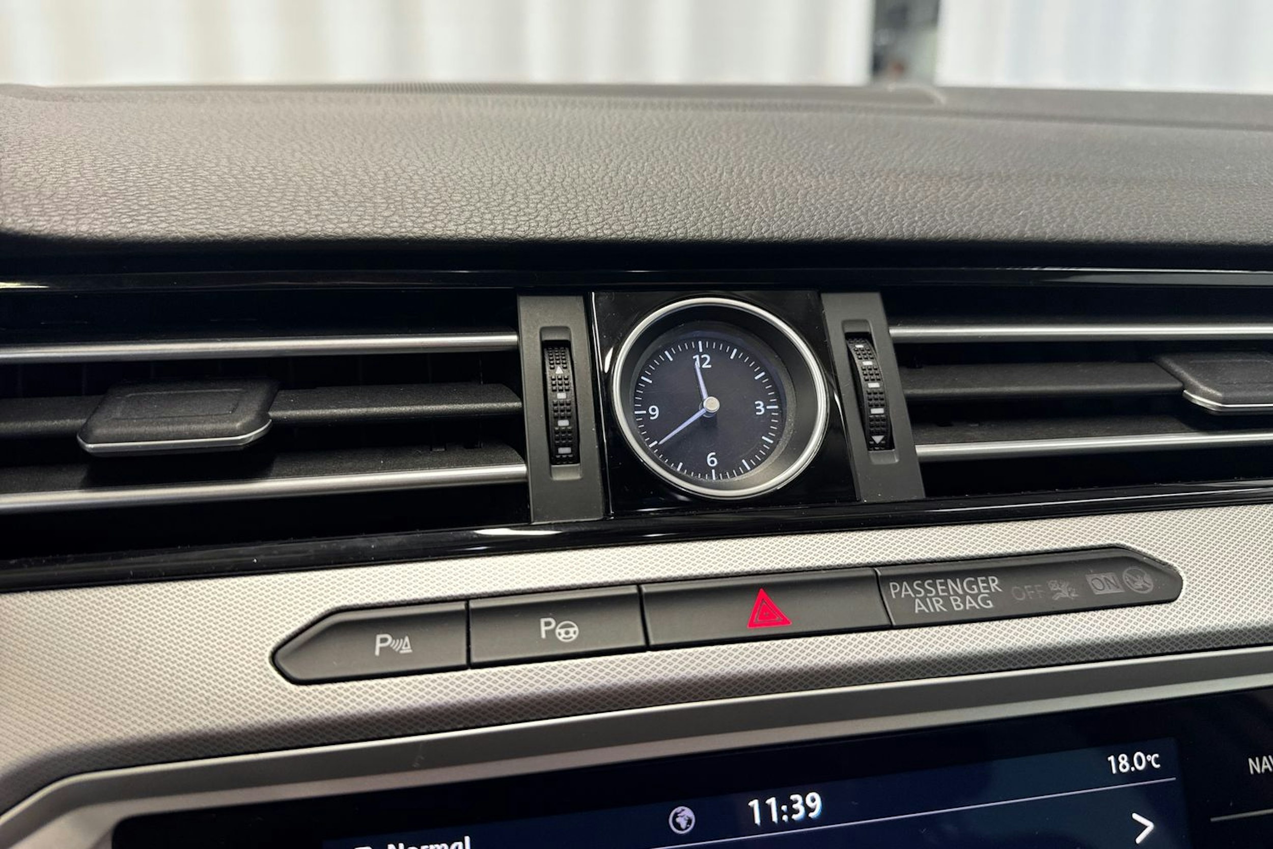 sininen Volkswagen Passat 2018 kuva 25.