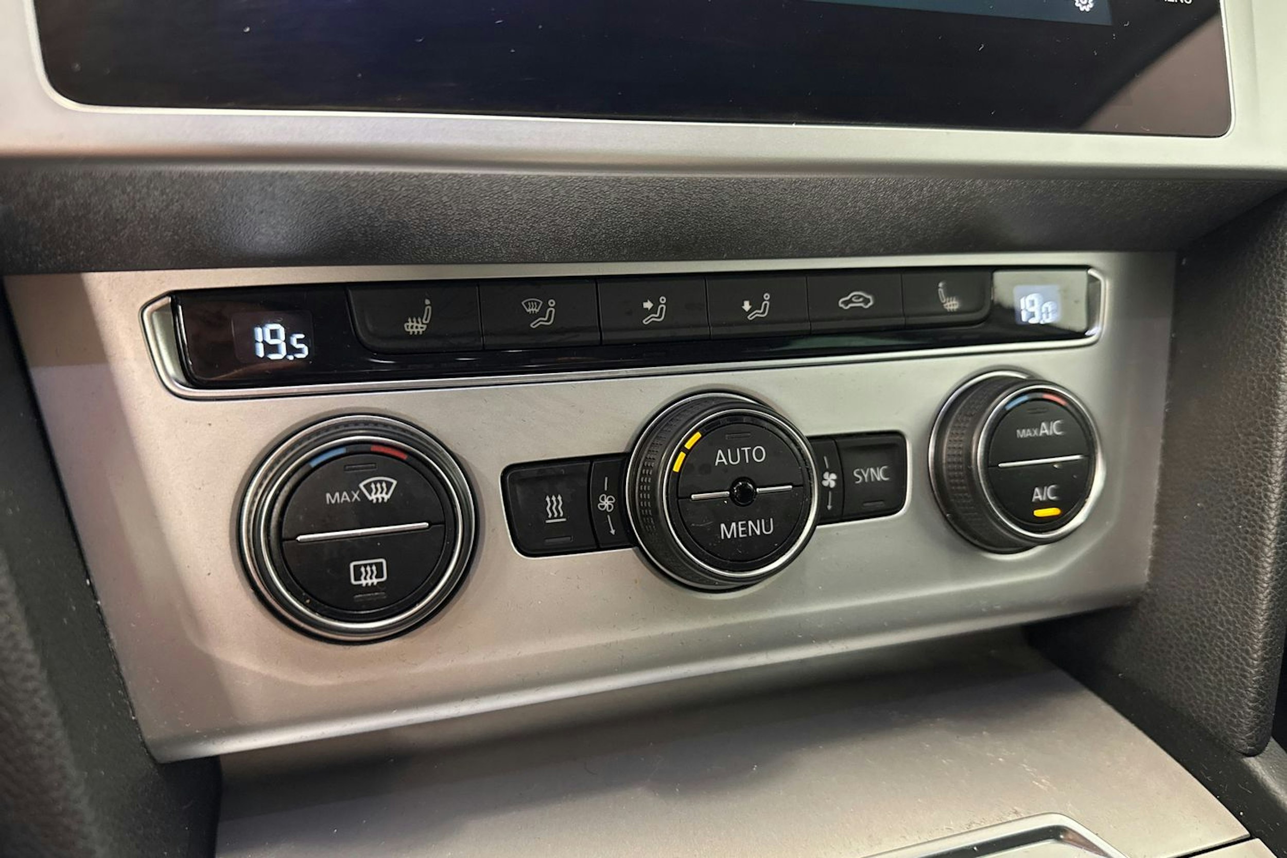 sininen Volkswagen Passat 2018 kuva 26.
