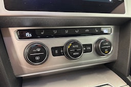 sininen Volkswagen Passat 2018 kuva 26.
